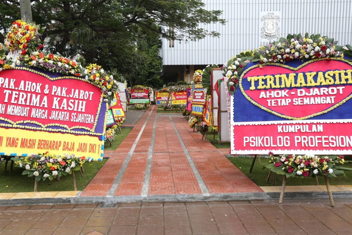 Sejumlah karangan bunga yang ditujukan untuk Gubernur DKI Jakarta Basuki Tjahaja Purnama atau Ahok dan Wakil Gubernur Djarot Saiful Hidayat tertata di kompleks Balai Kota DKI Jakarta, Rabu (26/4/2017). Karangan bunga tersebut berisi simpati warga kepada Ahok-Djarot terutama pascapilkada DKI 2017.