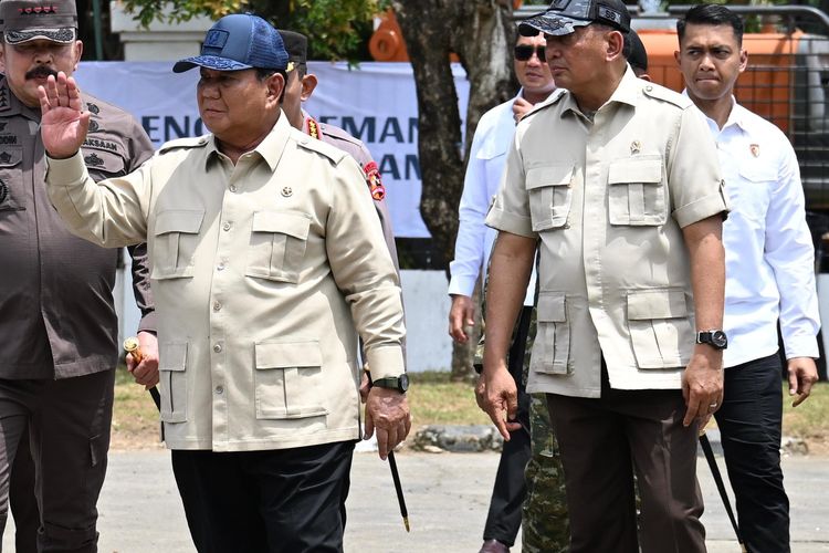Presiden Prabowo Subianto menyaksikan langsung penyerahan barang rampasan negara dari tambang ilegal yang melakukan pelanggaran hukum kepada PT Timah Tbk  di smelter Tinindo Internusa, Bukitintan, Pangkalpinang, Kepulauan Bangka Belitung, Senin (6/10/2025). 