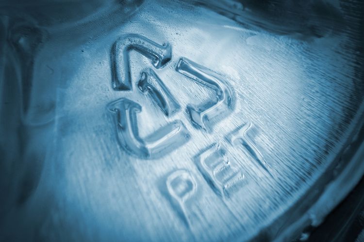 Ilustrasi kode segitiga dengan angka 1 yang biasa tertera pada botol dan galon AMDK.