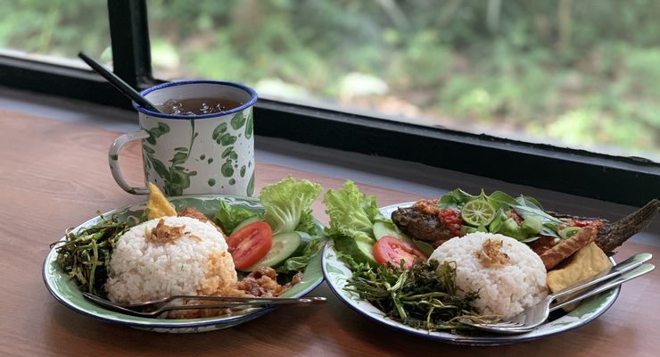 Ide Tempat Ngopi di Depok, Ada Warung Arborea dengan View Hutan dan Danau