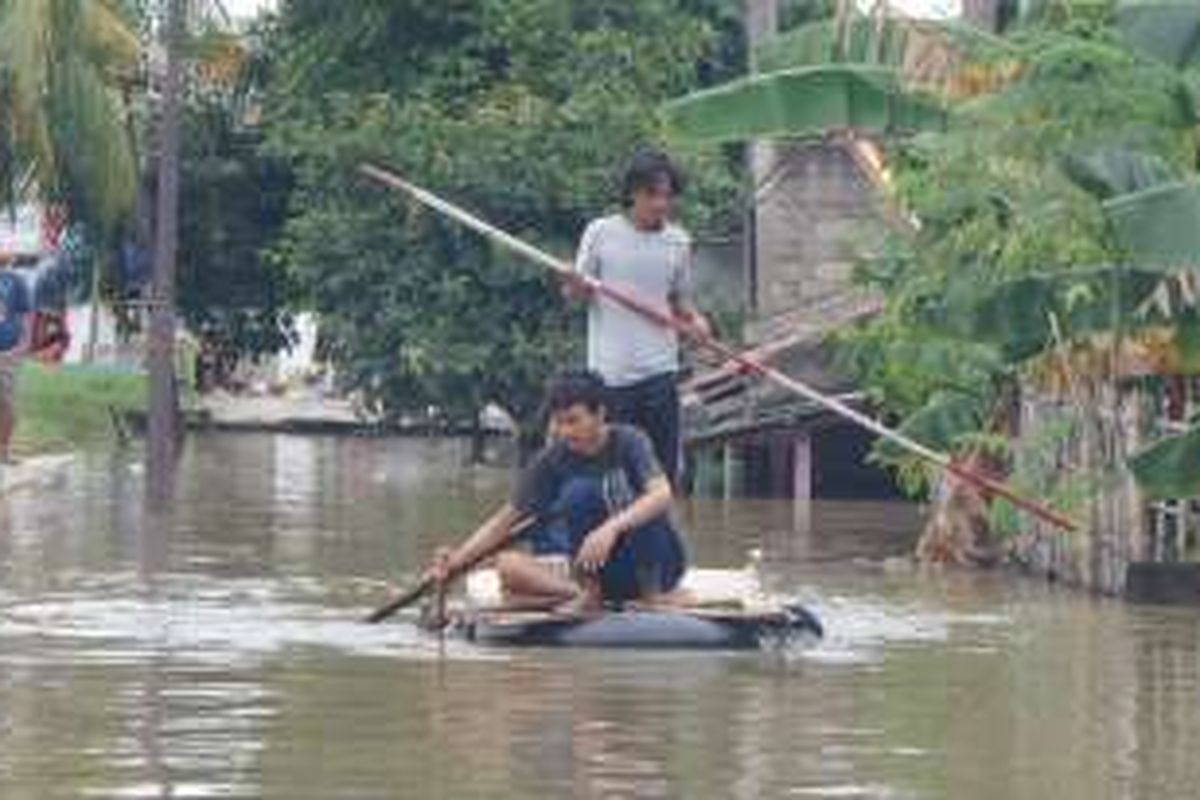 Banjir masih melanda perumahan Total Persada di Kelurahan Gembor, Kecamatan Periuk, Kota Tangerang, Selasa (15/11/2016). Kedalaman banjir masih sekitar dua sampai tiga meter di beberapa titik.