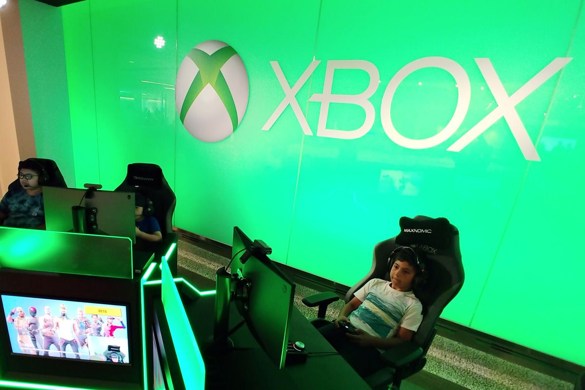 Pengunjung kantor Microsoft di Redmond, Washington, AS bermain Xbox.