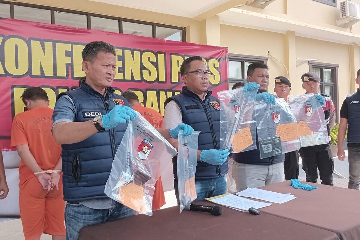 Katreskrim Polres Banjar AKP Heru (tengah) menunjukkan barang bukti kasus penggelapan mobil rentalan yang digadaikan pelaku di Kota Banjar, Jawa Barat, Sabtu (22/3/2025).