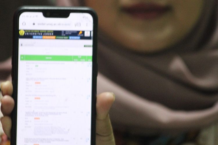 Salah seorang mahasiswa Universitas Jember yang mengajukan paket data internet ke kampusnya 