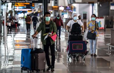 Penumpang saat tiba di terminal 3 Bandara Soekarno-Hatta, Tangerang, Banten, Selasa (12/5/2020). PT Angkasa Pura II mengeluarkan tujuh prosedur baru bagi penumpang penerbangan rute domestik selama masa dilarang mudik Idul Fitri 1441 H di Bandara Internasional Soekarno-Hatta.