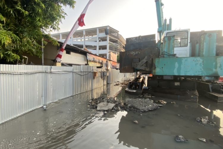 Dampak kebocoran pipa PDAM di Surabaya, Minggu (7/7/2024).
