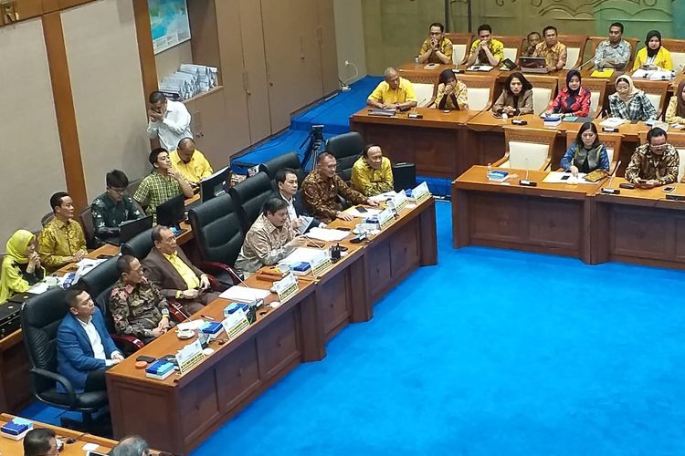 Menko Perekonomian Airlangga Hartarto hadir pada Focus Group Discussion (FGD) Omnibus Law Cipta Kerja di ruang rapat Komisi VII, Gedung Nusantara 1 DPR RI, Rabu (26/2/2020)
