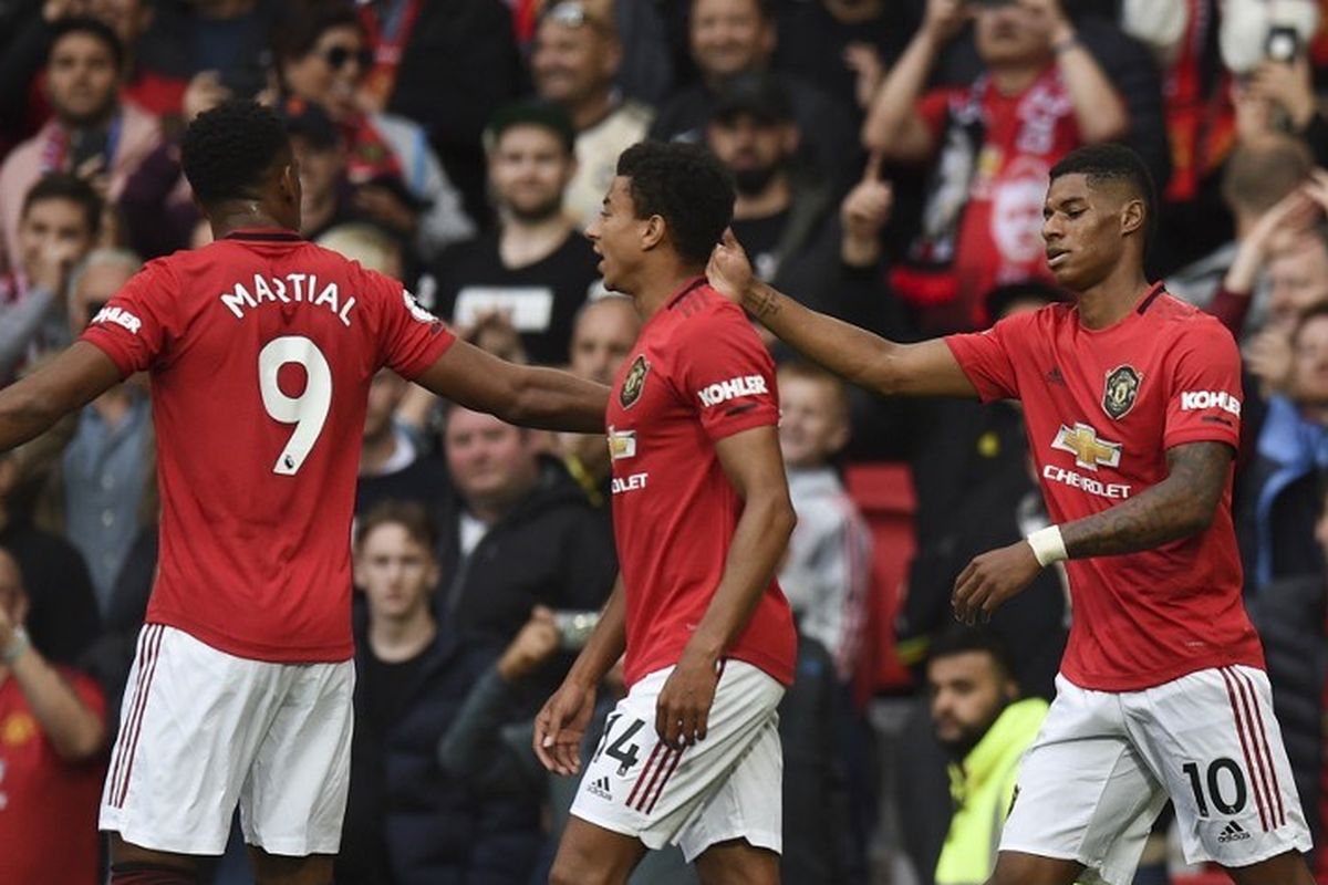 Anthony Martial dan Jesse Lingard merayakan gol Marcus Rashford pada laga Manchester United vs Chelsea di Stadion Old Trafford dalam lanjutan Liga Inggris, 11 Agustus 2019. 