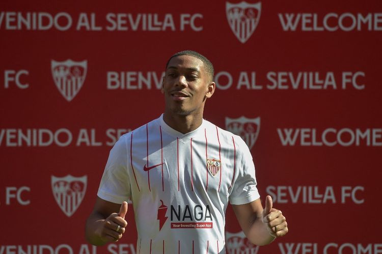 Penyerang Manchester United, Anthony Martial, berpose saat diperkenalkan di Stadion Ramen Sanchez Pizjuan usai menuntaskan peminjamannya ke Sevilla pada Rabu (26/1/2022).