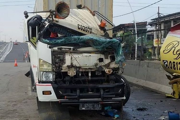 Mobil kecelakaan usai ditabrak di KM 13.800 Tol Wiyoto Wiyono, Tanjung Priok, Jakarta Utara, Kamis (15/2/2024).
