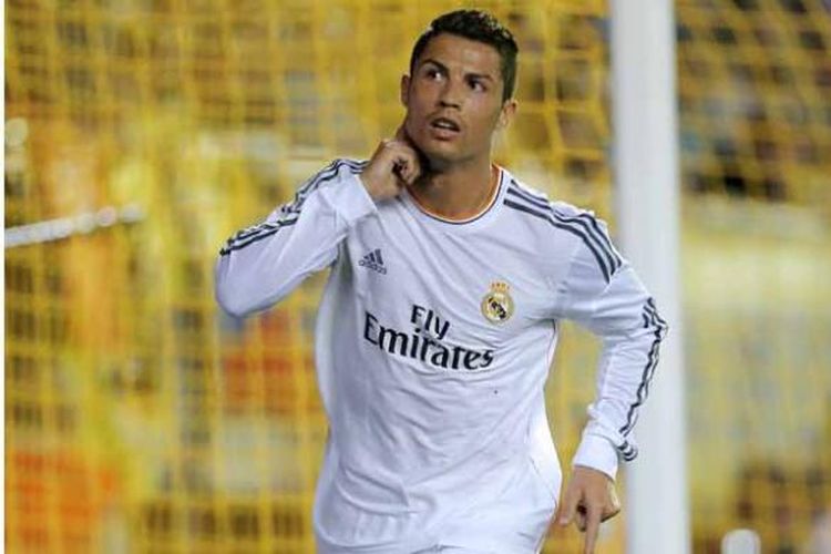 Gaya Cristiano Ronado usai mencetak gol ke gawang Villarreal, Sabtu (14/9/2013) di ajang La Liga. Duel ini berakhir imbang 2-2.