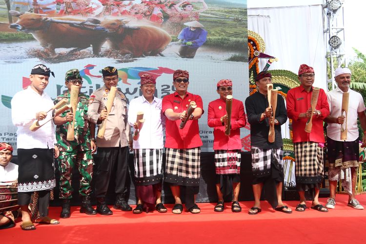 Bupati Tabanan I Komang Gede Sanjaya saat membuka Festival Jatiluwih V di Desa Jatiluwih, Kecamatan Penebel, Sabtu (6/7/2024). 