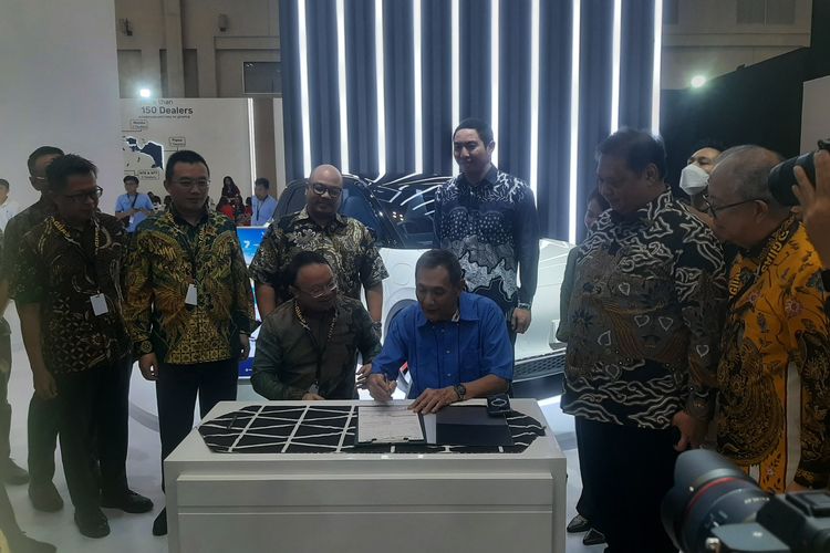 Jusuf Hamka beli 100 unit mobil listrik Wuling di GIIAS 2024