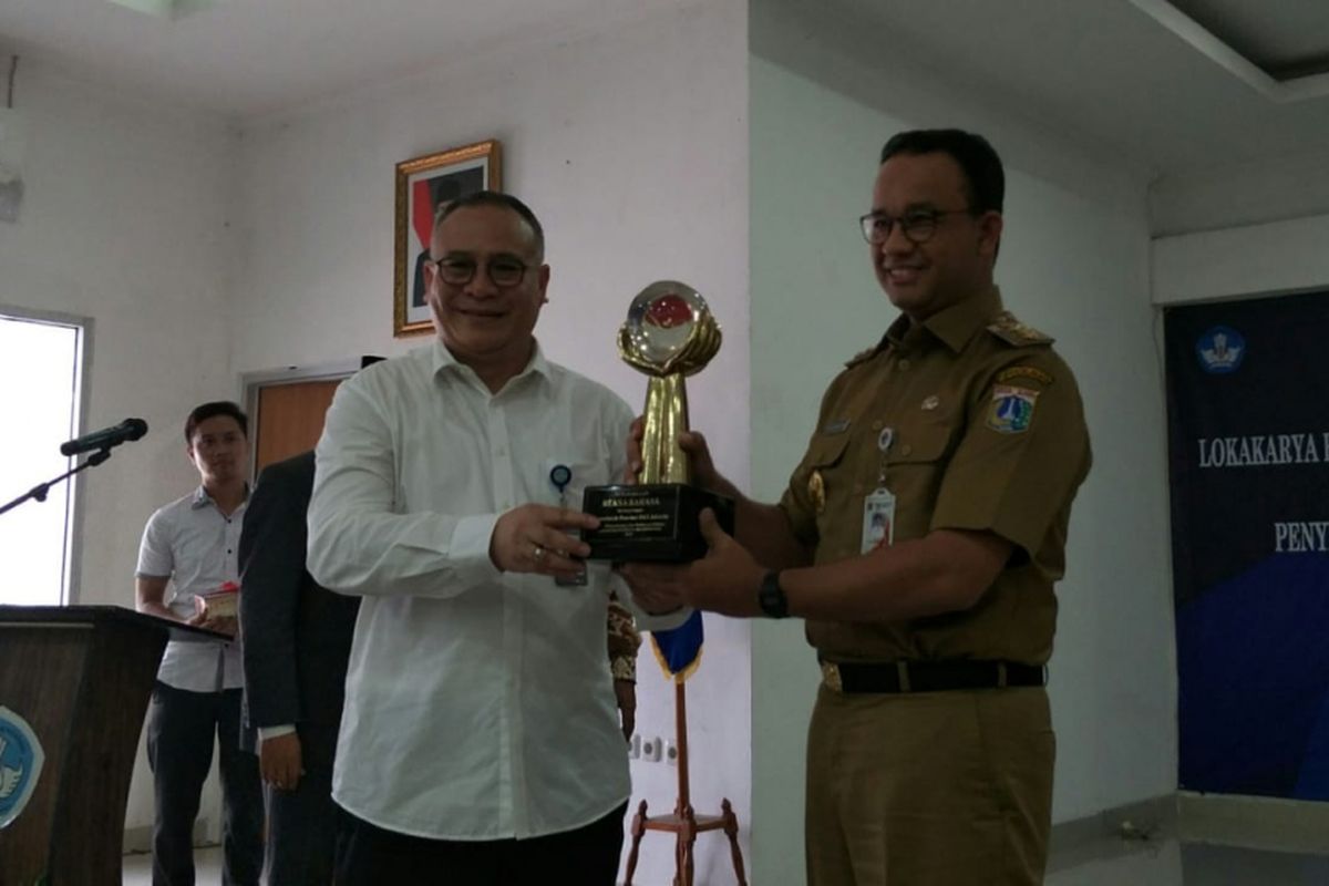 Pemerintah Provinsi DKI Jakarta menerima penghargaan Reksa Bahasa dari Badan Pengembangan dan Pembinaan Bahasa Kementerian Pendidikan dan Kebudayaan RI, Senin (12/10/2018). Gubernur DKI Jakarta Anies Baswedan menerima langsung penghargaan tersebut.