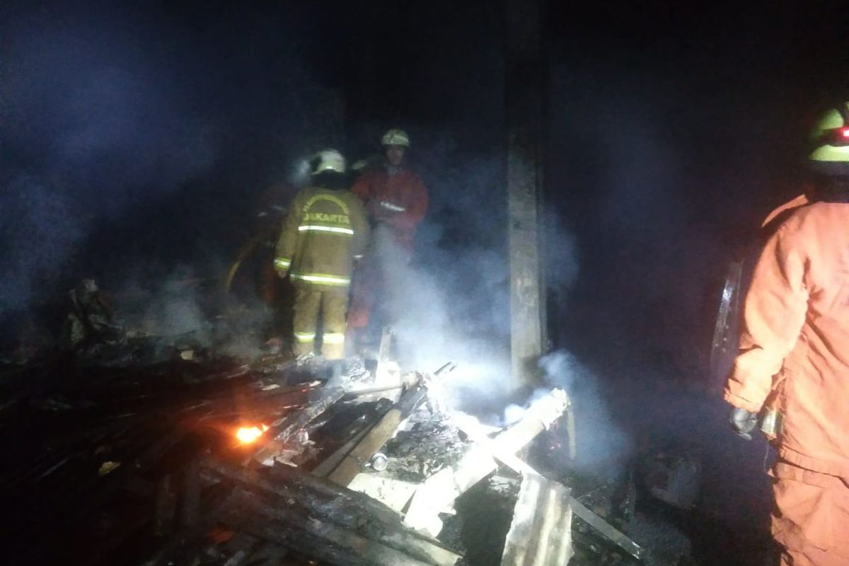 Empat petak rumah tinggal di  Gang Swadaya RT 01 RW 01 Kelurahan Meruya Selatan, Jakarta Barat, terbakar pada Kamis (30/12/2021). 