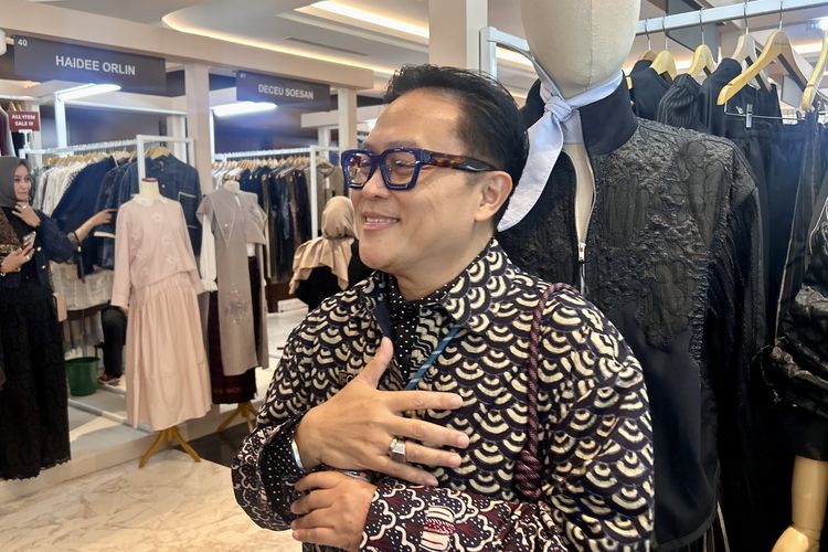 Art Director sekaligus desainer ternama Deden Siswanto dalam pembukaan IN2MOTIONFEST 2025 di JIExpo Convention Centre & Theatre, Jakarta Utara, Rabu (8/10/2025).