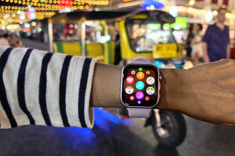 Huawei Watch Fit 5 dengan layar AMOLED 1,82 inci, digunakan saat malam hari