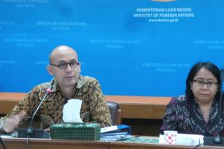 Juru Bicara Kementerian Luar Negeri Armanatha Nasir (kiri) saat berbicara dalam konferensi pers di kantor Kemenlu, Jakarta, Jumaat (29/8/2015).