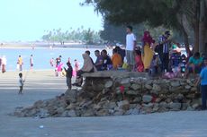 Pengunjung Padati Pantai Pasir Padi, Fasilitas Kebersihan Masih Minim