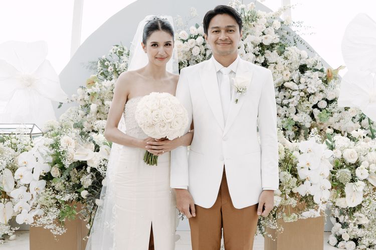 Artis peran Deva Mahenra dan Mikha Tambayong menikah di The Ritz-Carlton, Nusa Dua, Bali, Sabtu (28/1/2023).