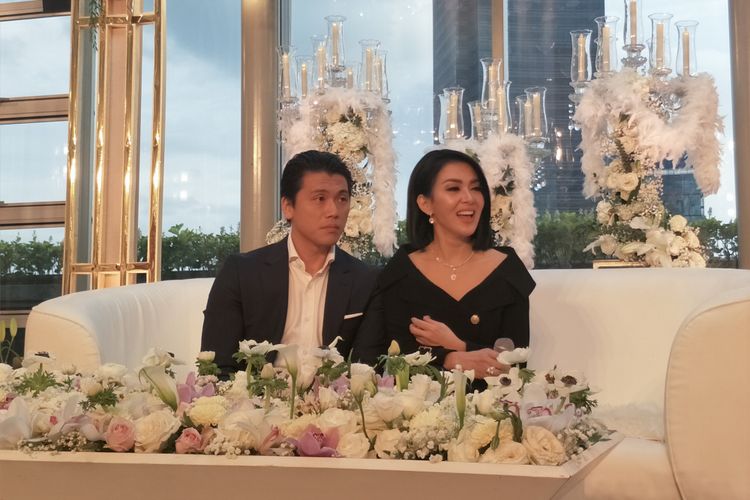 Penyanyi Syahrini bersama suaminya, pengusaha Reino Barack dalam jumpa pers di Penthouse Grand Hyatt Hotel, Tanah Abang, Jakarta Pusat, Minggu (10/3/2019).