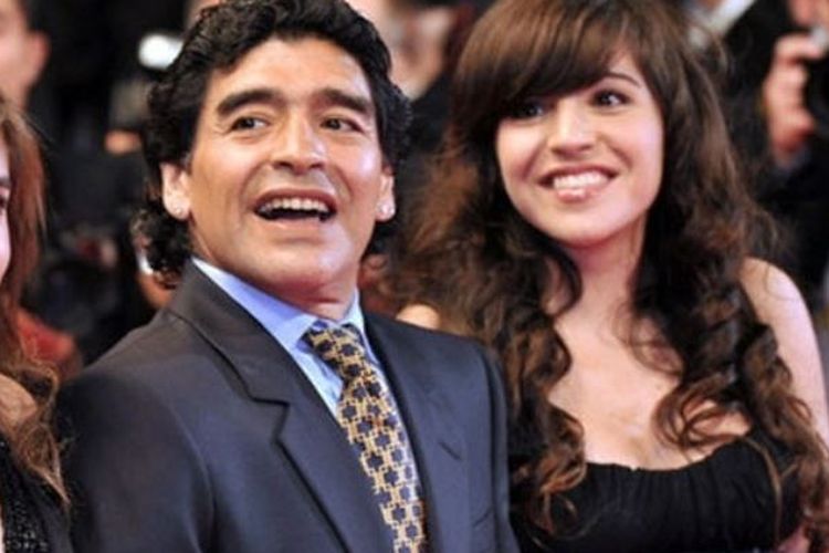Diego Maradona dan dua puterinya