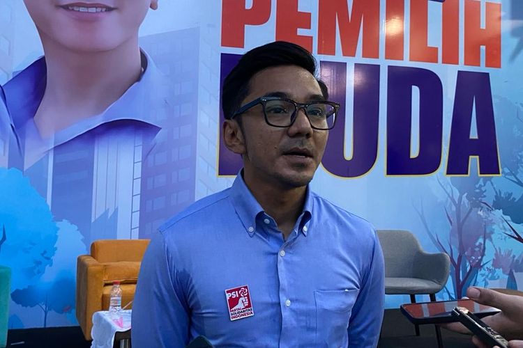 Juru bicara Tim Kampanye Nasional (TKN) pasangan capres dan cawapres nomor urut 2, Prabowo Subianto-Gibran Rakabuming Raka, Dedek Prayudi di Fanta Headquarters, Menteng, Jakarta Pusat, Rabu (29/11/2023).