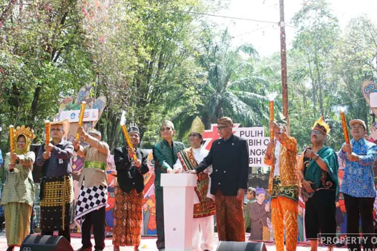 Rektor UNS, Prof. Jamal Wiwoho, S.H., M.Hum, menekan tombol sebagai simbol peresmian UNS Inclusion Matrics, di pelataran Danau UNS, pada Rabu (17/8/2022).