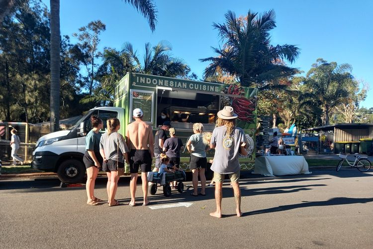 Antrean di Nani's Food Truck yang terparkir di Sevenmile Beach, Gerroa, Australia. Food truck tersebut dimiliki seorang diaspora Indonesia, Nani.