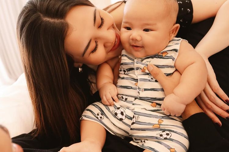 Baby Arash, putra Aaliyah Massaid dan Thariq Halilintar, kini berusia 3 bulan. Inilah potret kebersamaan mereka yang hangat dan menuai banyak pujian.
