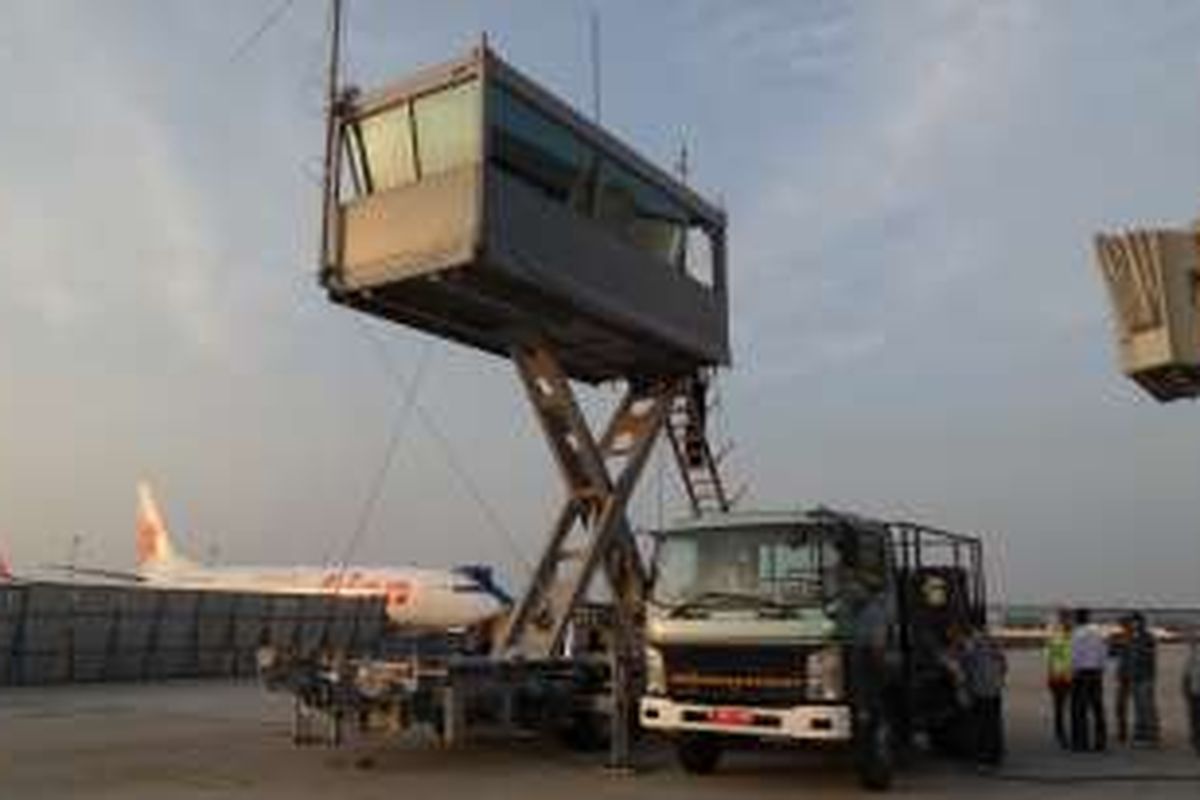 Tampak mobile portable tower di apron Terminal 3 Ultimate Bandara Soekarno-Hatta, Senin (20/6/2016). Petugas Balai Teknik Penerbangan Kementerian Perhubungan membawa mobile portable tower tersebut setelah sebelumnya menyewakan kepada PT Angkasa Pura II, beberapa hari lalu. 