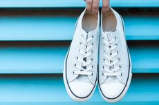 4 Bahan yang Ampuh Bersihkan Sepatu Putih Tanpa Membuatnya Menguning