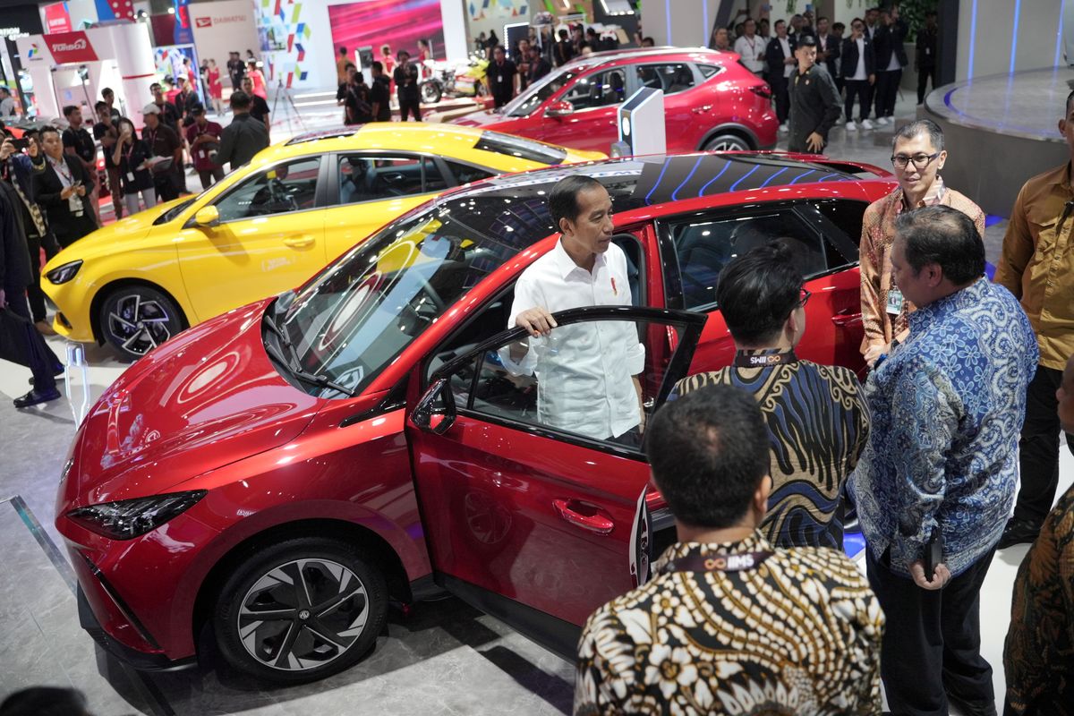 Presiden Jokowi mencoba duduk di dalam mobil listrik MG 4 EV
