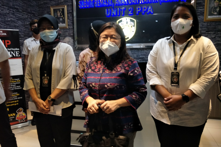 Ketua Komisi Nasional (Komnas) Perempuan Andy Yentriyani (tengah) bersama penyidik Unit Perlindungan Perempuan dan Anak (PPA) Subdit Renakta Ditreskrimum Polda Metro Jaya, Rabu (13/7/2022).
