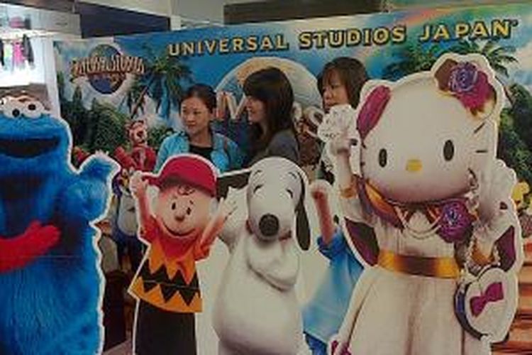 Pengunjung berfoto di stan Universal Studios Jepang di pameran wisata Smailing Sensational Sale di Main Atrium Lantai 1 East Mall Grand Indonesia, Kamis (19/9/2013). Pameran berlangsung 19-22 September 2013.