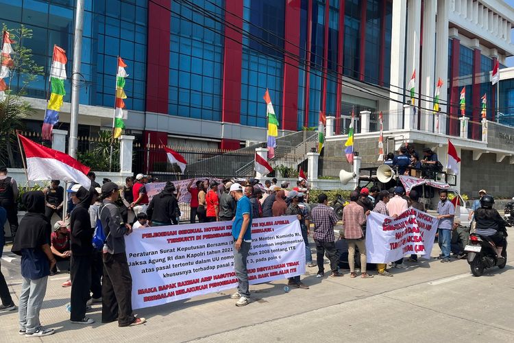 Sejumlah Orang Orasi di Depan PN Jakarta Utara Tuntut Razman Nasution Divonis Tak Bersalah