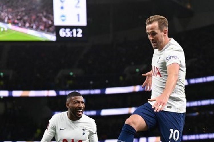 Striker Tottenham Hotspur, Harry Kane, berselebrasi usai mencetak gol ke gawang Brighton and Hove Albion pada putaran keempat Piala FA 2021-2022.
