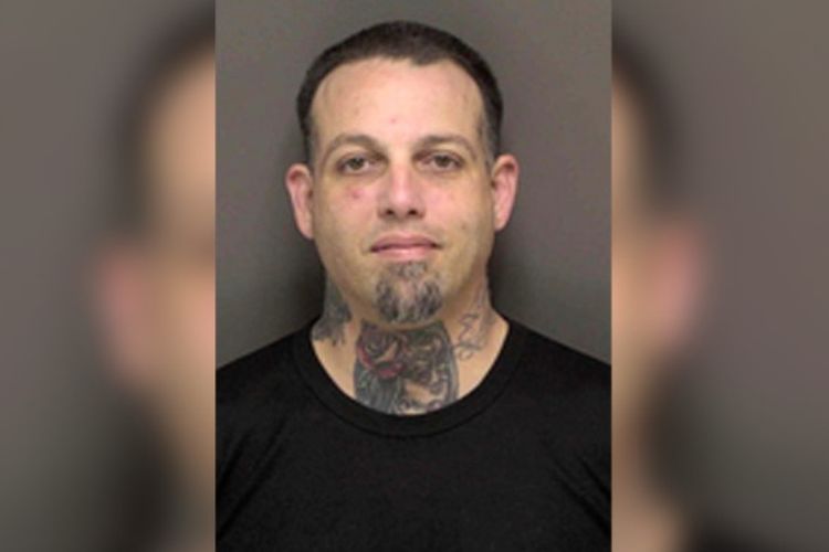 Matthew Franks (38) ditahan setelah tertangkap polisi saat hendak menukarkan ganja miliknya dengan sebuah mobil di Oregon.