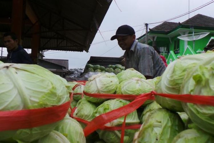  Aktivitas di Pasar Jetis Bandungan, Kabupaten Semarang. Segala macam sayur serta buah-buahan dari daerah pertanian di Bandungan dan daerah sekitarnya dijual di pasar ini.