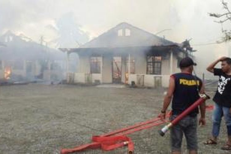 Petugas pemadam kebakaran berupaya memadamkan api yang membakar Kantor Badan Kepegawaian, Pendidikan dan Pelatihan (BKPP) Kabupaten Aceh Barat, Kamis (14/1/2016) sore. 