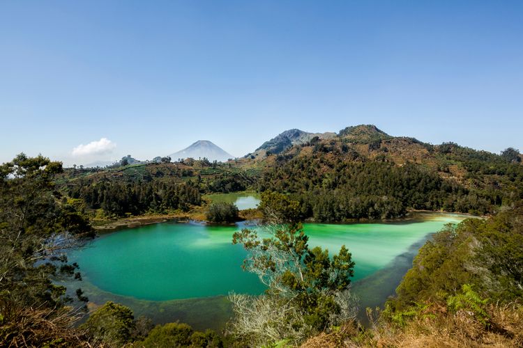 Telaga Pengilon dan Telaga Warna di Dieng, Jawa Tengah.