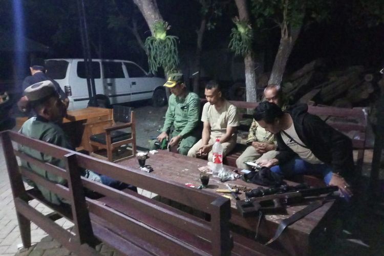 Tiga pelaku perburuan liar di Taman Nasional Baluran Situbondo Jawa Timur saat tertangkap pada 2023 lalu. Kasus ketiganya mendekati titik akhir setelah jaksa menuntut hukuman satu tahun penjara. Hakim akan memutuskan hukuman ketiganya pada Rabu (31/1/2024).