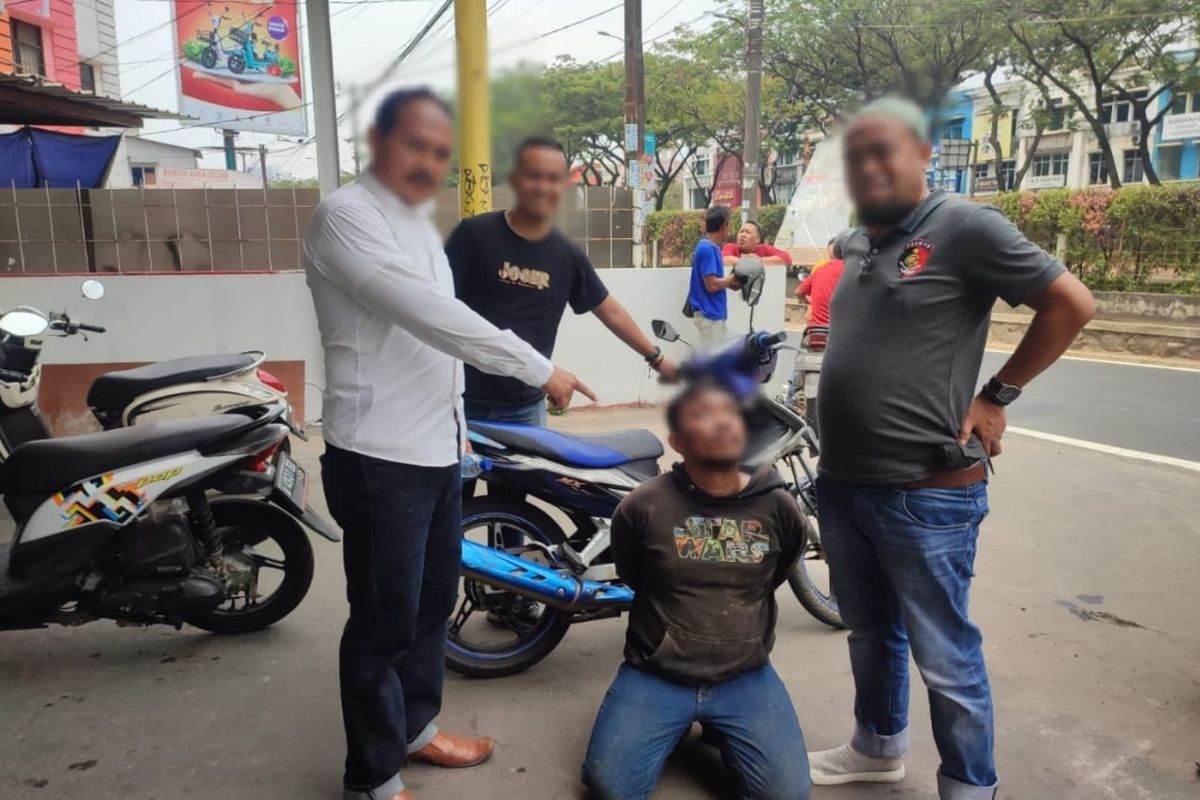 Polisi menangkap pelaku pencurian sepeda motor dengan modus berpura-pura cari alamat di Perumahan Arinda Permai 2, Jalan Angsana, Pondok Aren, Pondok Aren, Tangerang Selatan pada Rabu (1/11/2023). 