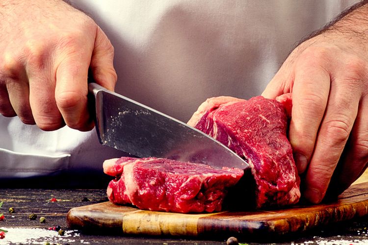 Ilustrasi memotong daging mentah, pisau untuk memotong daging. 