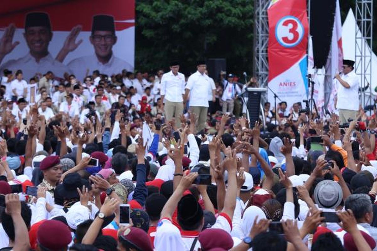 Calon gubernur dan wakil gubernur DKI Jakarta no urut 3 Anies Baswedan - Sandiaga Uno pada kampanye akbar di Lapangan Banteng, Jakarta, Minggu (5/2/2017). Acara ini merupakan bentuk dukungan dari para simpatisan untuk pasangan calon gubernur dan wakil gubernur DKI Jakarta, Anies - Sandi..