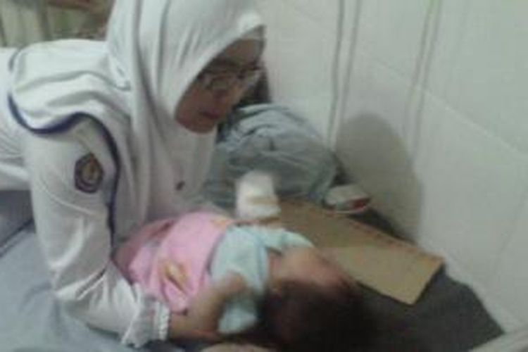 Bayi berusia 45 hari ini dirawat di RS dr Sobirin Lubuklinggau, Sumatera Selatan, setelah tangan kanannya dipotong ibu kandungnya, Senin (19/8/2013).