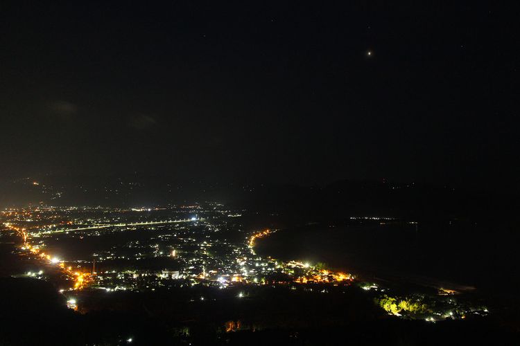 Kota Pacitan pada malam hadi dilihat dari wisata Sentono Gentong.