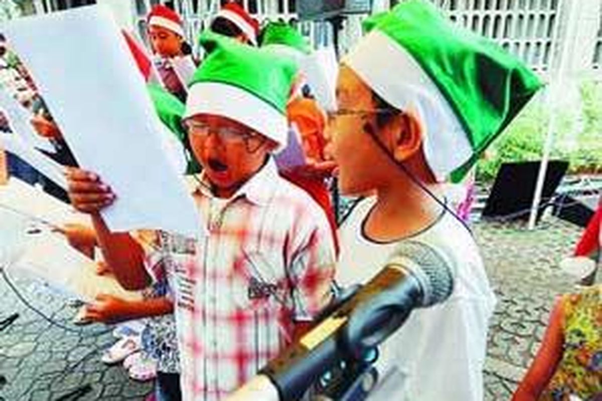 Paduan suara untuk menyanyikan lagu rohani di sela-sela perayaan misa adven di gereja Katedral, Jakpus, Minggu (21/12). Kehadiran paduan suara anak-anak itu menyemarakkan misa menjelang Natal di gereja tersebut.