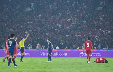 Bintang sepak bola Jepang Kaoru Mitoma mendapatkan kartu kuning di laga melawan Timnas Indonesia usai melanggar Kevin Diks dalam pertandingan Kualifikasi Piala Dunia 2026 Zona Asia antara Indonesia vs Jepang, Jumat (15/11/2024) di Stadion Gelora Bung Karno Jakarta. 