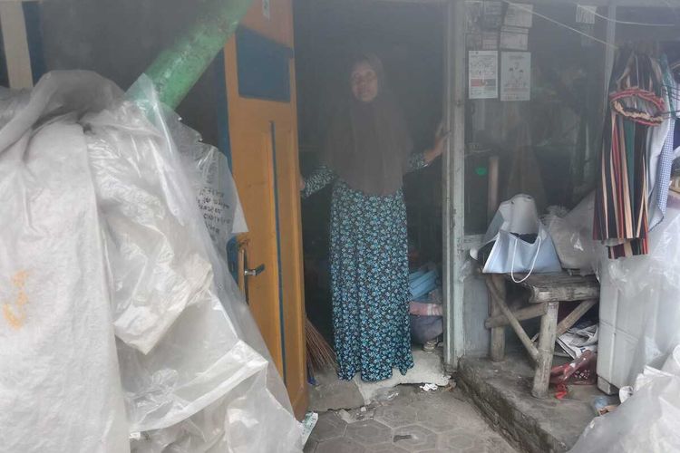 Kondisi tempat tinggal Sulasmi (62),di Desa Kepatihan, Kecamatan Jombang, Kabupaten Jombang, Jawa Timur. Selain hidup sebatang kara, Ia juga mengalami gangguan penglihatan sejak 15 tahun lalu.